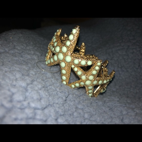 NWOT Gold Starfish Bracelet - Picture 4 of 4